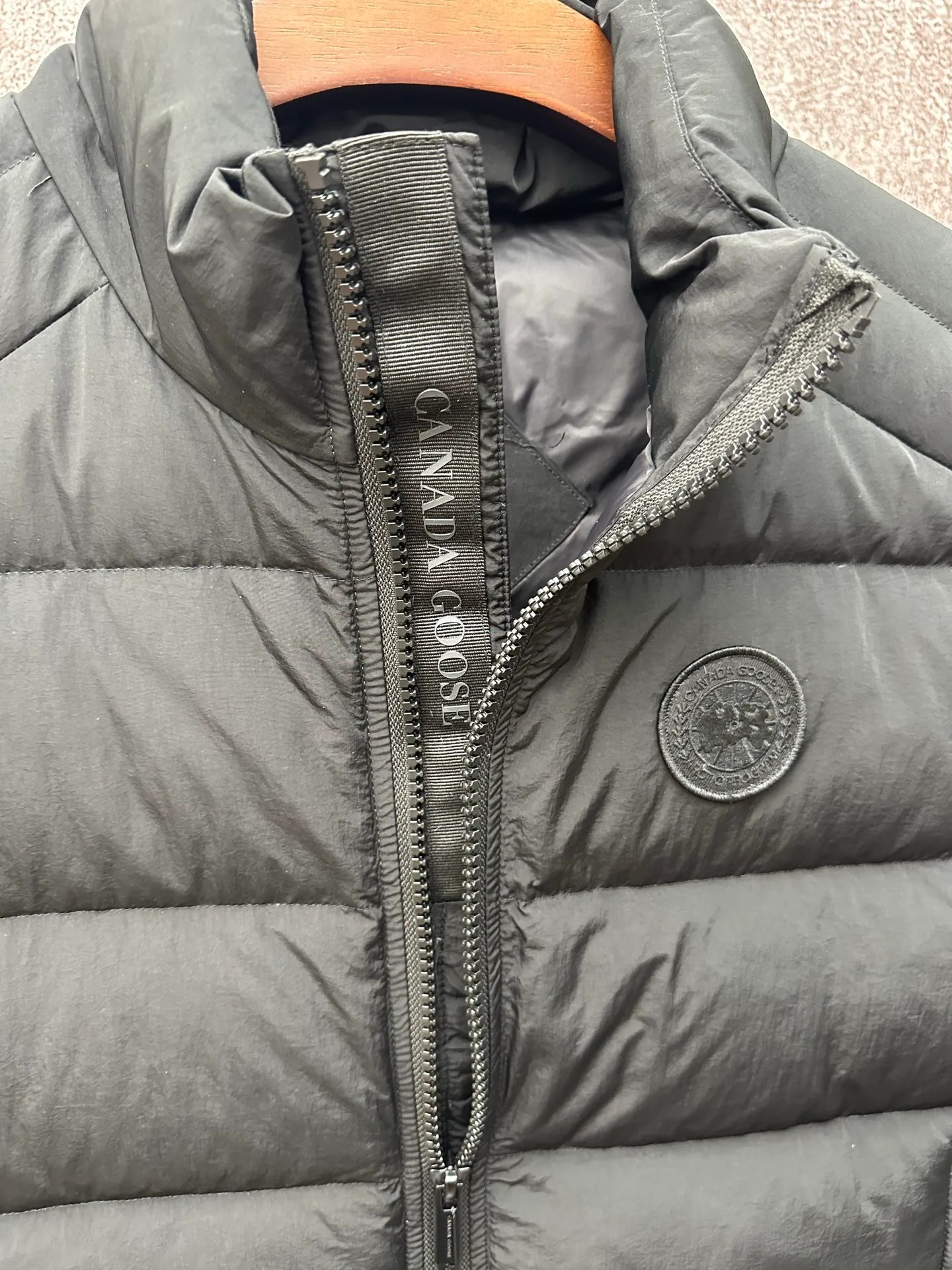 P720 Canada Goose Badge Down Vest Fabric selection: The use of high-quality protective nylon fabric not only enhances the wear resistance of the surface, but also takes into account wind resistance, ensuring excellent performance in various harsh weather conditions.  90 national standard high-quality white duck down: selected high-loft down, weighing 160g, light and warm, with excellent temperature locking performance and good resilience.  Three-dimensional quilting process: Precision thread reinforcement to prevent velvet drilling and ensure that the fluffy and resilient elasticity lasts as new.  Details: The ribbon is woven with polyester as the base, and the brand letters are decorated on the ribbon through high-precision computer embroidery. The edges of the pattern are clear, the stitches are fine and even, and multiple layers of embroidery thread are stacked to enhance the three-dimensional effect. Accessories: One-to-one customized logo, one-to-one customized zipper puller, one-to-one customized three-label SIZE: S M L XL